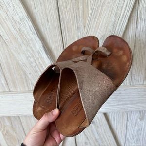 CYDWOQ Metallic Brown Leather Toe-Loop Sandals for Women